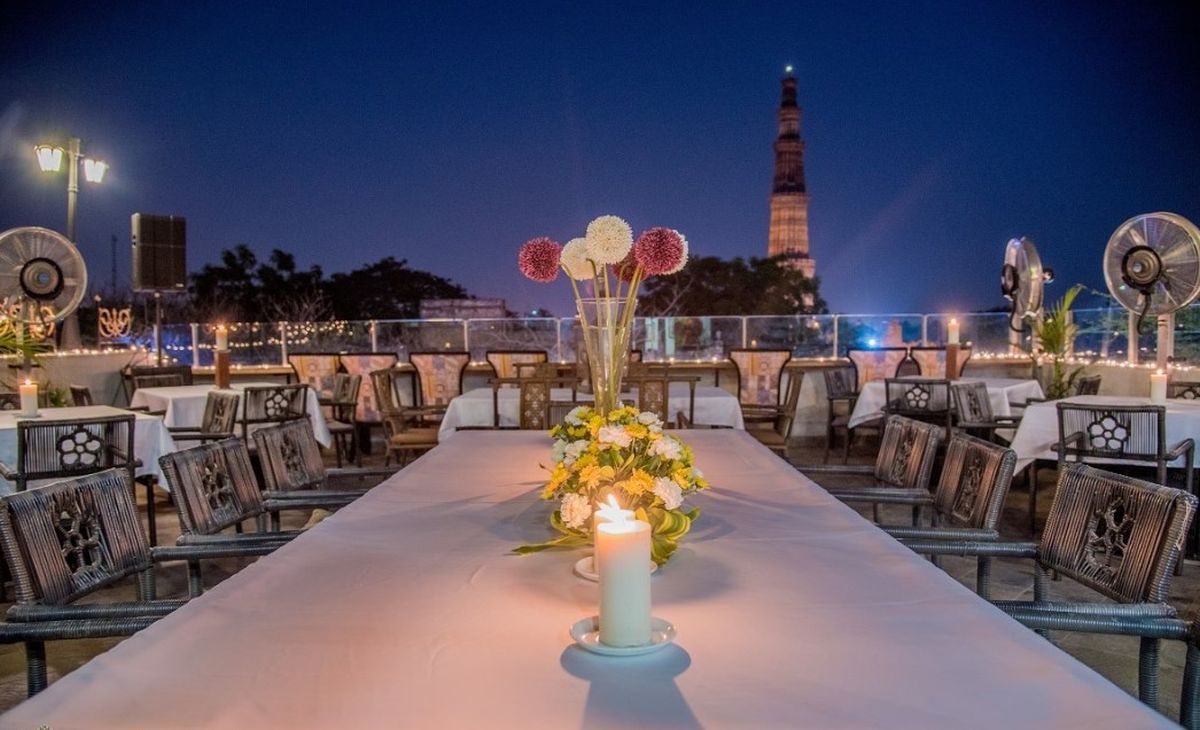 cafe with view of qutub minar