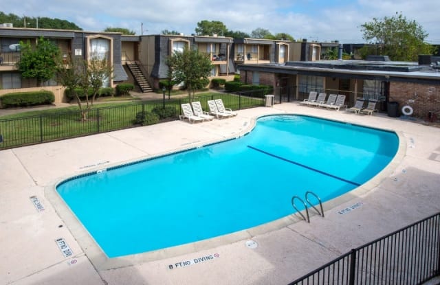 Pine Forest Park and Place Apartment Houston