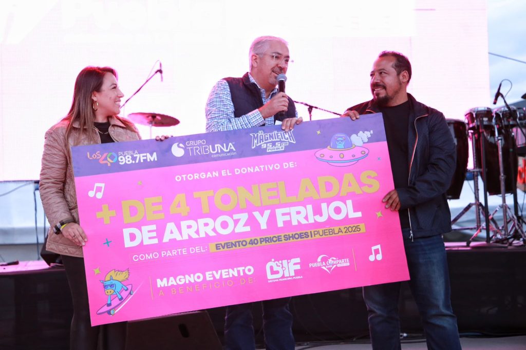 Cheque simbólico de 4 toneladas de arroz y frijol