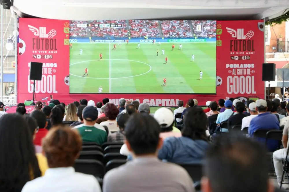 Más de 5 mil personas disfrutan de los partidos en la Fan Zone instalada en el Zócalo de Puebla