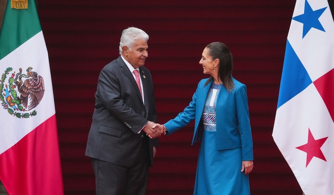 Claudia Sheinbaum recibe en Palacio Nacional al presidente de Panamá durante su visita oficial a México