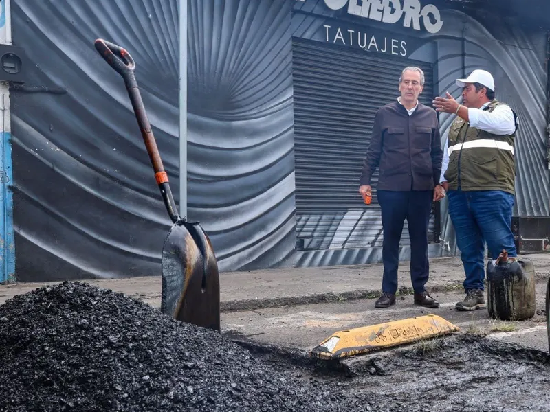 Pepe Chedraui supervisa trabajos de bacheo en la colonia Volcanes de Puebla