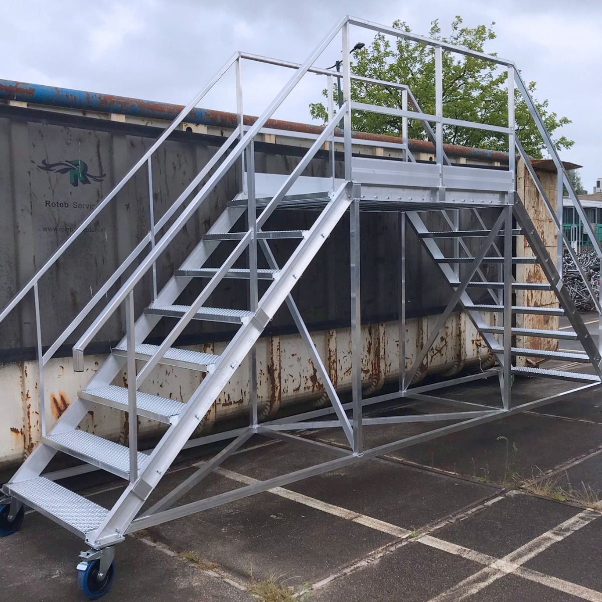 Voorbeeld van maatwerk containertrappen