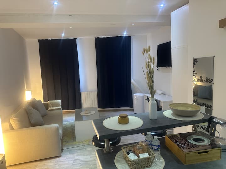 New! Charming studio with view near Avignon — hotel