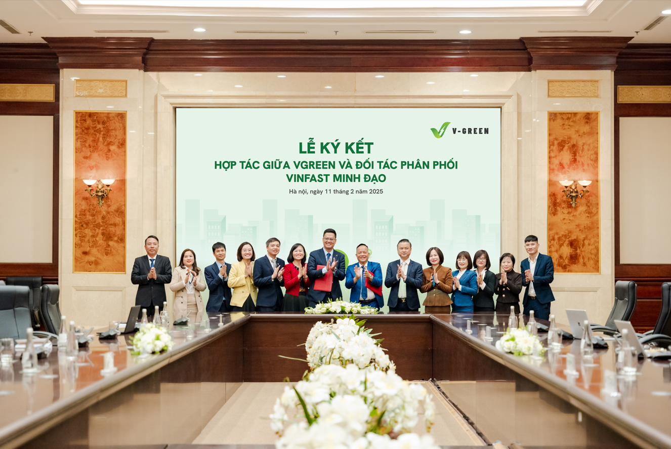 Đại diện các cán bộ lãnh đạo cấp cao từ hai công ty chụp ảnh tập thể tại lễ ký kết