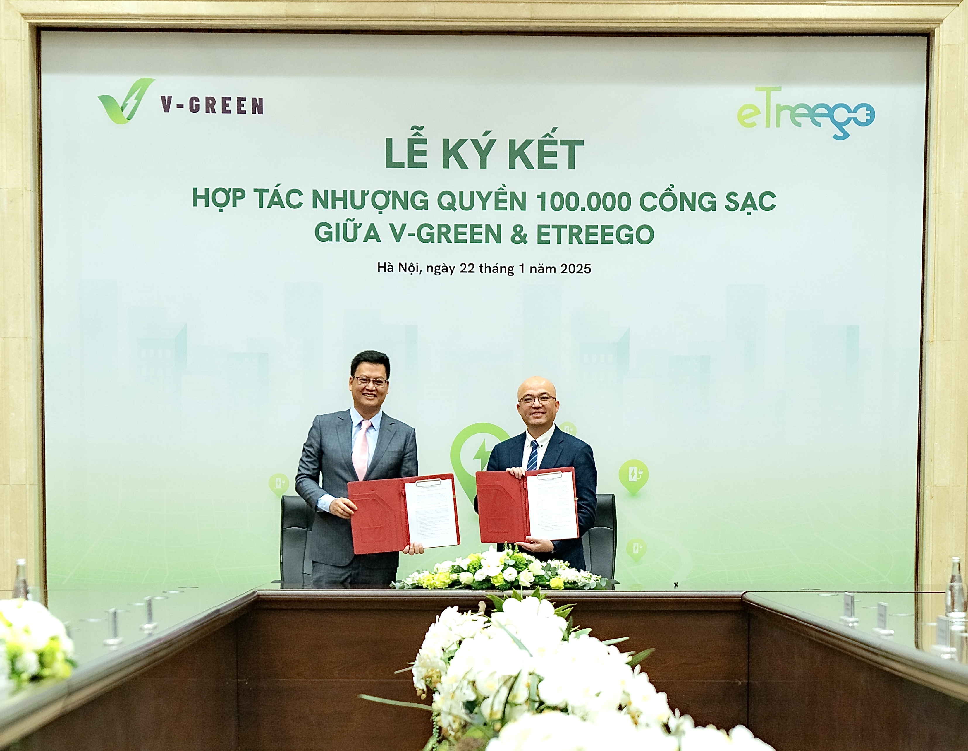 Ông Nguyễn Thành Dương - Chủ tịch HĐQT VGreen và Ông Chin Pin Chien (bên phải) - Chairman eTreeGo (bên phải) trong lễ ký kết MOU phát triểm 100.000 trạm sạc