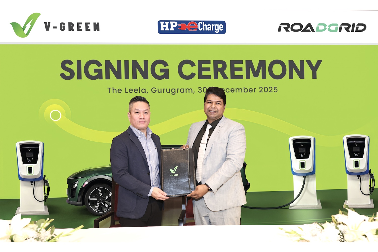 Ông Nguyễn Nam Tiến, CEO V-Green India (bên trái), và ông Deepesh Shrinath, CEO RoadGrid India, tại lễ ký kết