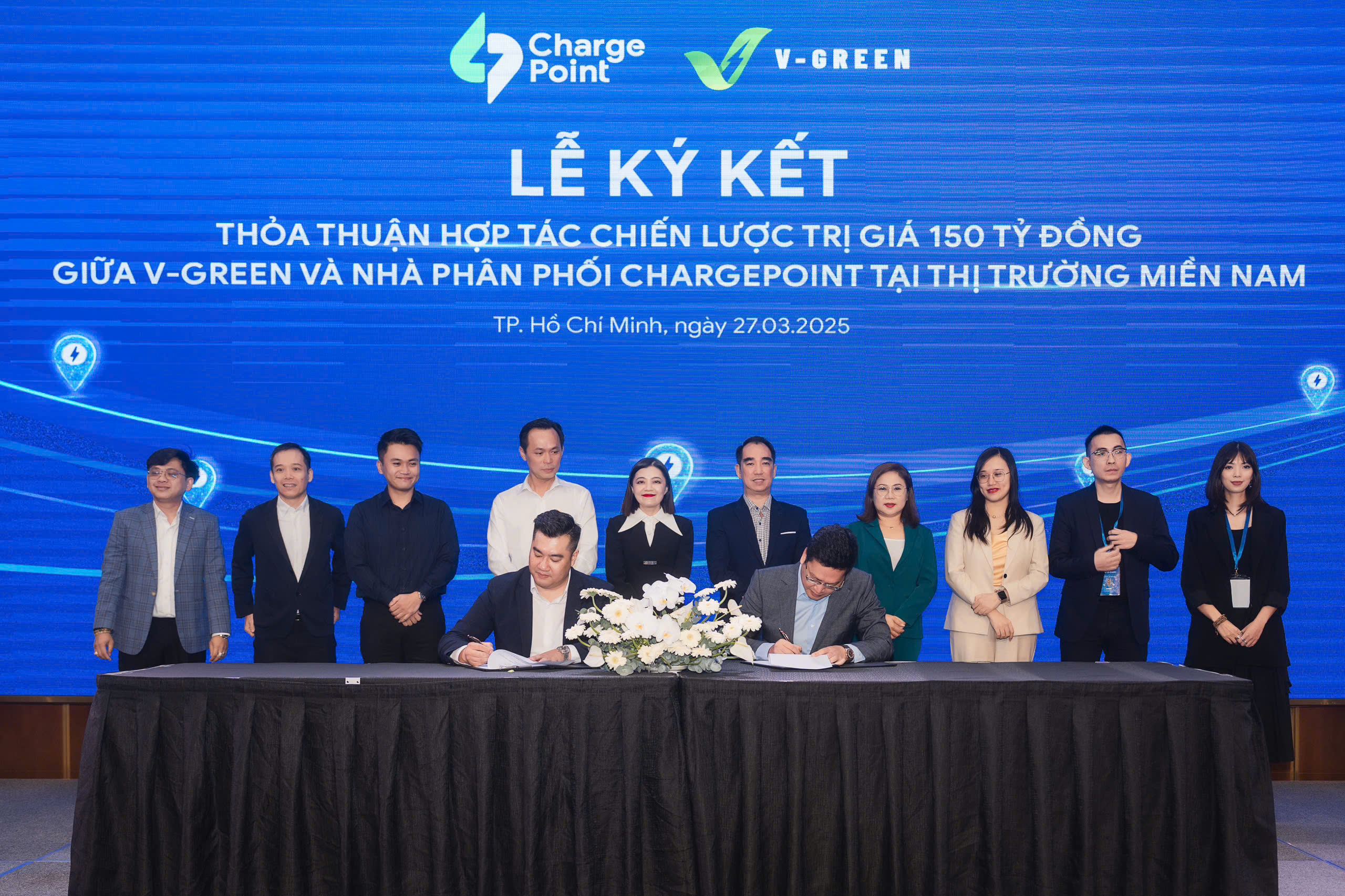 Ông Nguyễn Thế Duy - GĐ ChargePoint và Ông Nguyễn Thành Dương - TGĐ VGreen trong lễ ký kết hợp tác trị giá 150 tỷ đồng