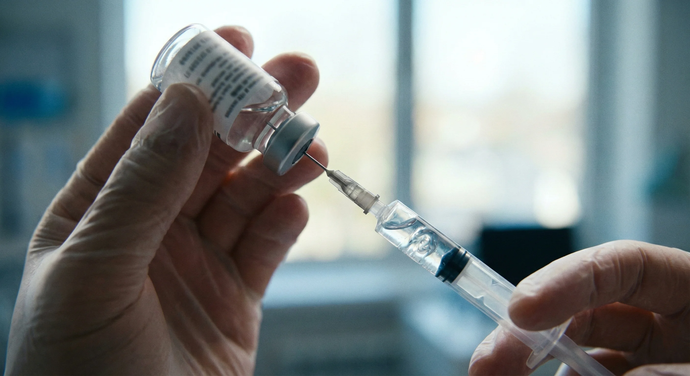 Процесс подготовки инъекционного раствора: забор препарата из флакона в шприц