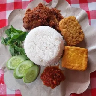 Nasi Ayam Komplit