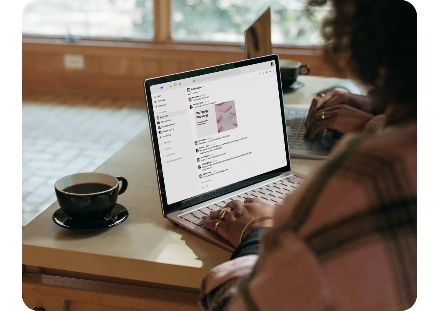 Ein Computer, der die Benutzeroberfläche der Dialpad Messaging-App zeigt