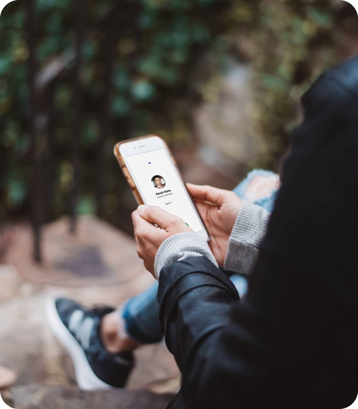 Eine Person, die jemanden auf ihrem Mobiltelefon anruft