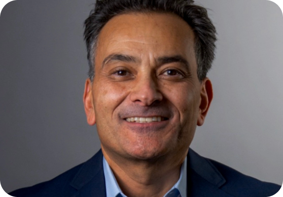 Headshot of Homero Salinas, Dialpad's SVP of Global Commercial Sales