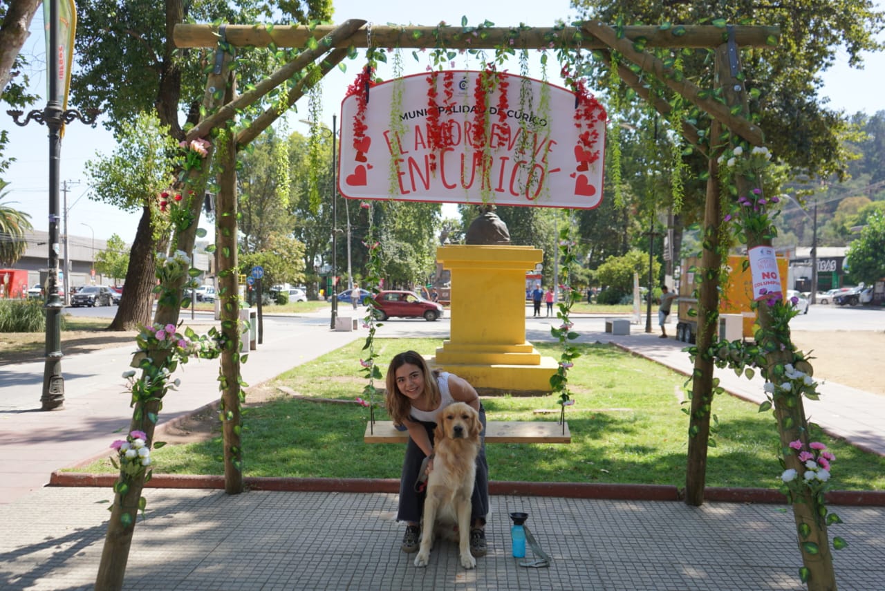 Columpio de San Valentín cautivó a los enamorados en Curicó – Municipalidad  de Curicó