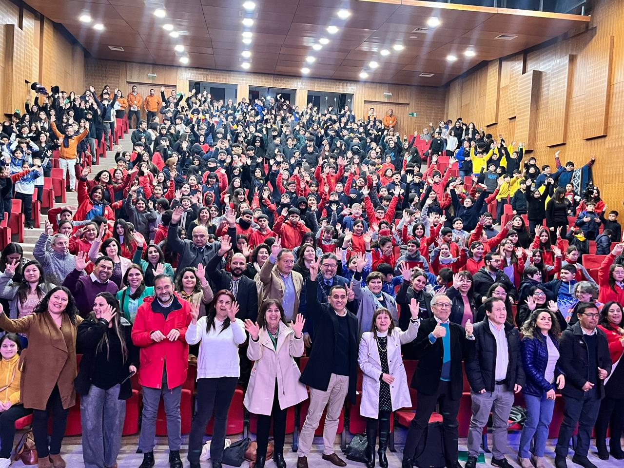 Curicó: Comparsa masiva, carros alegóricos y destacados escritores inauguraron la Feria del Libro 2024 2 41f7de0f whatsapp image 2024 10 01 at 17.11.34