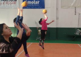 Bajo estrictas normas sanitarias, continúan los  entrenamientos de vóley en el Club Sarmiento