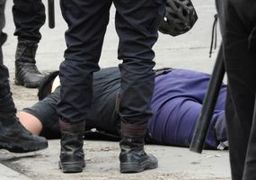 Intentó evadir un control y chocó contra una policía