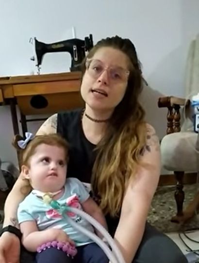 Cielo junto a su mamá, Yamila.