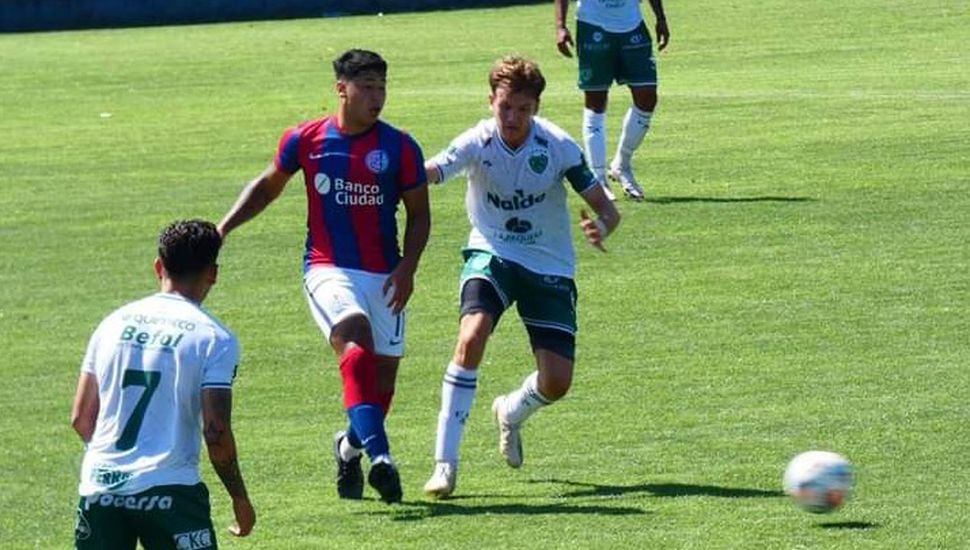 José Tomino marca de cerca a Vallejos.