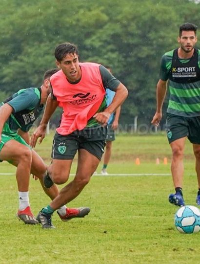 Sarmiento entrenó doble turno, pese al mal tiempo.