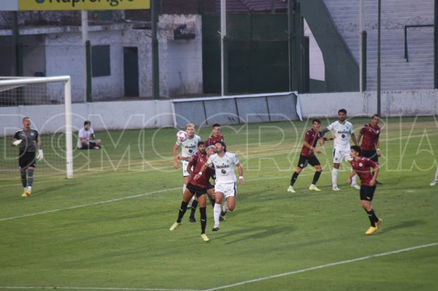 Sarmiento no pudo quebrar el cero ante Montevideo City Torque y empató ambos partidos