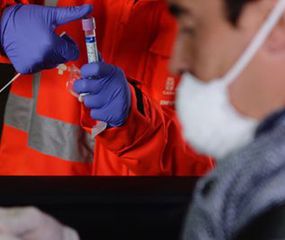 Récord de muertos en Reino Unido y mejoría en Italia