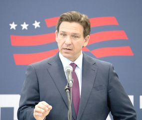 DeSantis se baja y apoya a Trump en puja presidencial