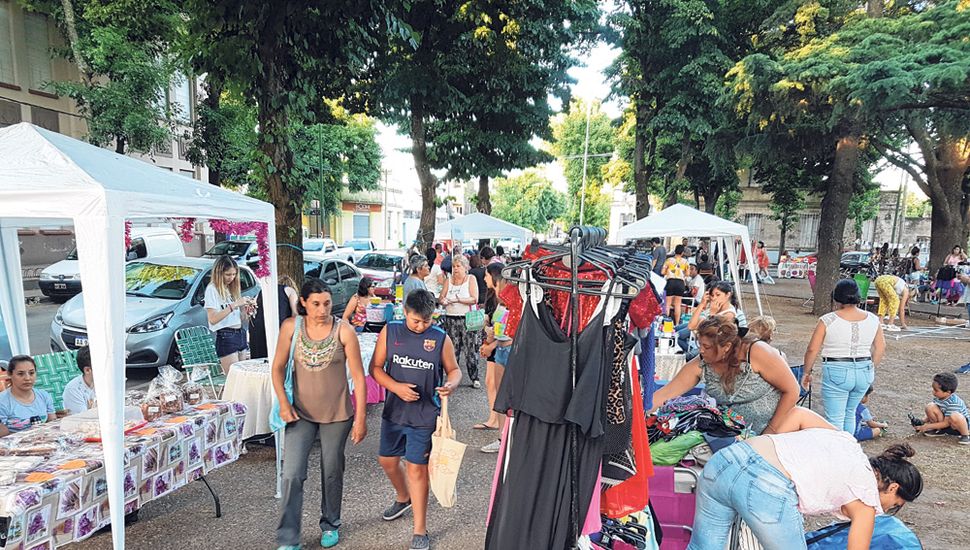 Una feria de emprendedores en plaza Sarmiento • Diario Democracia