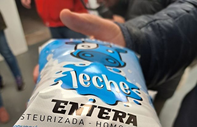 Ponen a la venta los primeros sachets de leche pasteurizada de la usina láctea