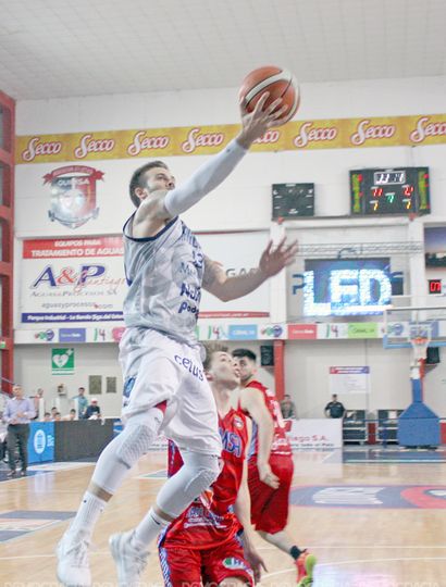 Facundo Zárate convierte, en el juego ante Quimsa en Santiago del Estero.