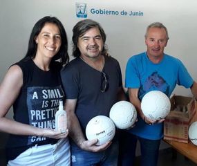 Entregaron elementos para la práctica de handball