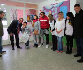 Entregaron un kit deportivo a un nene no vidente