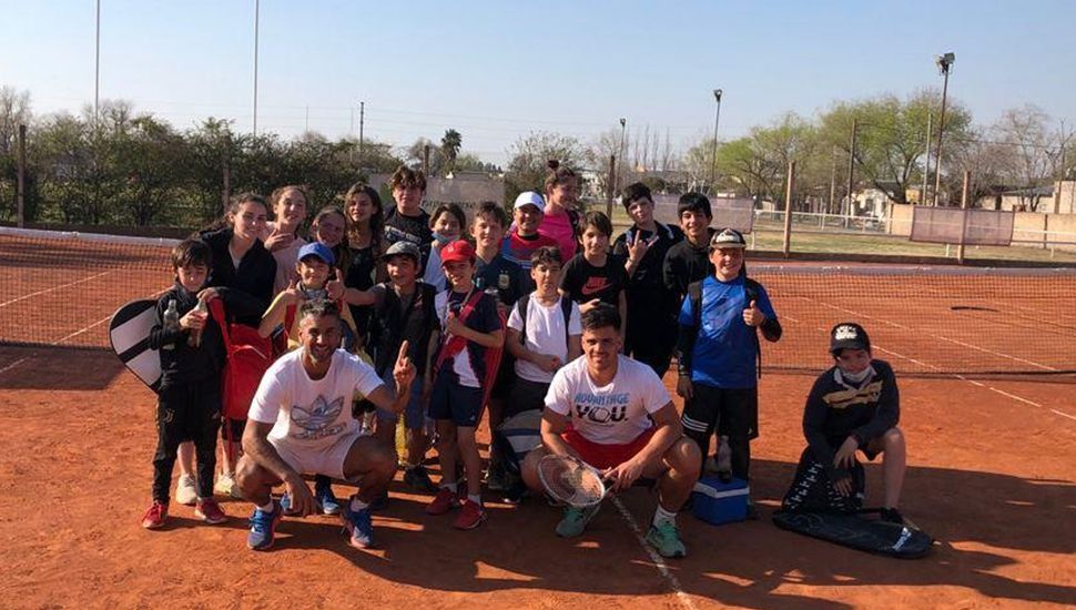 Jugadores del Centro de Entrenamiento de Tenis de Sarmiento, el pasado fin de semana en Bragado Club.