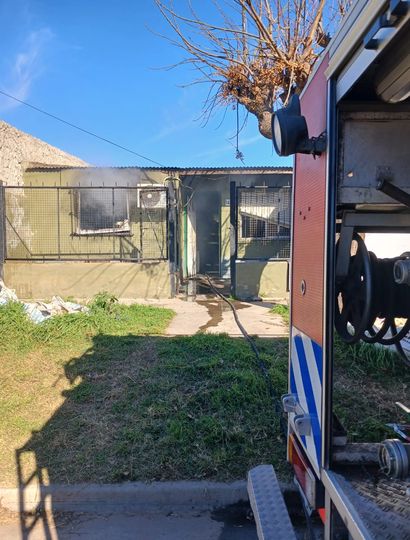 El fuego ocasionó daños en dos ambientes de la vivienda.