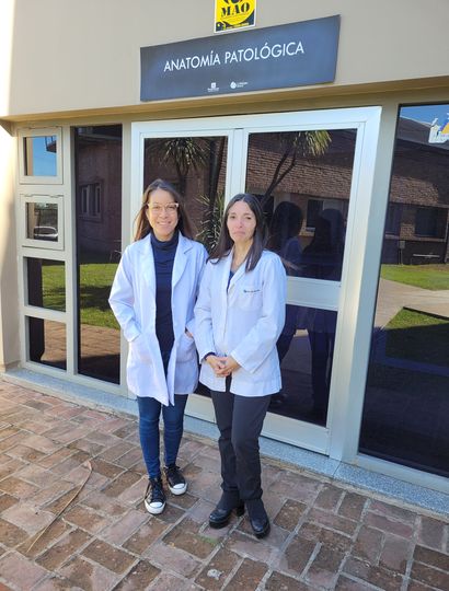 Inés Uría y Mary Carmen Muñoz García, médicas del Servicio de Anatomía Patológica.