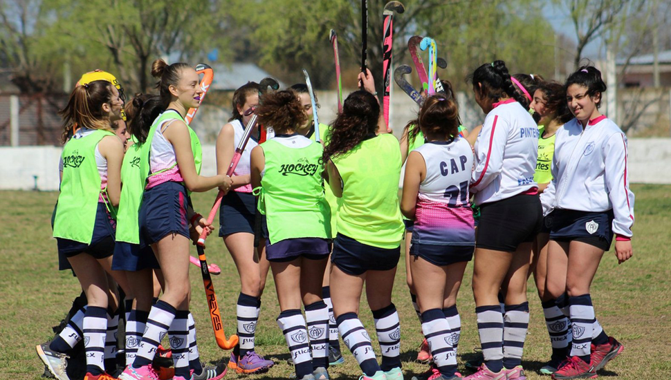 Saludo previo al inicio del partido de uno de los elencos de formativas de Pintense (gentileza,  “J.R. Foto Digital”).