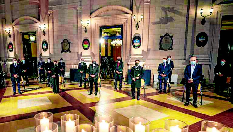 El presidente encabezó un acto en homenaje a los casi 100 mil muertos por Covid.