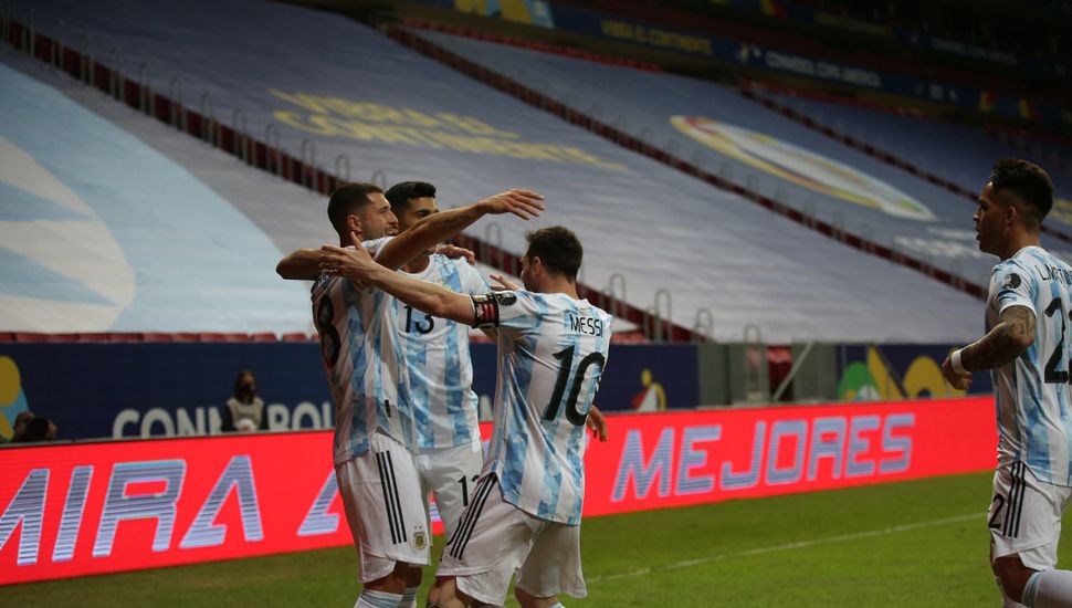 Los jugadores argentinos, durante el festejo del gol ante Uruguay.