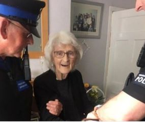 Una anciana de 93 años cumplió el sueño de ser arrestada