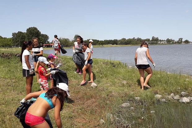 Chicos de una colonia limpiaron el Camino Costero