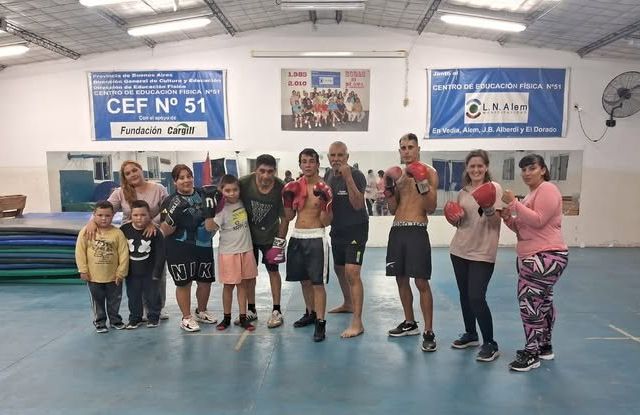 Prácticas de kickboxing y gimnasia