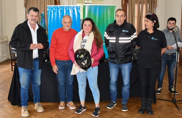 Con el foco en la prevención, el municipio de Bragado entregó cascos a motociclistas