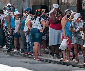 Para poder conseguir comida, los cubanos padecen un calvario