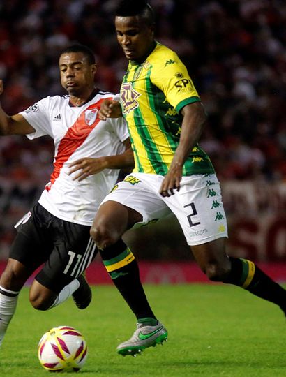 Nicolás de la Cruz luchando por el balón con un defensor de Aldosivi.