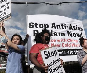 Masiva protesta contra la discriminación de asiáticos