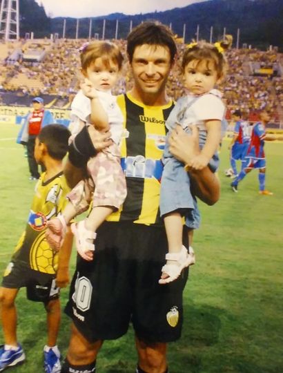 Guillermo Beraza con sus dos hijas en Táchira.