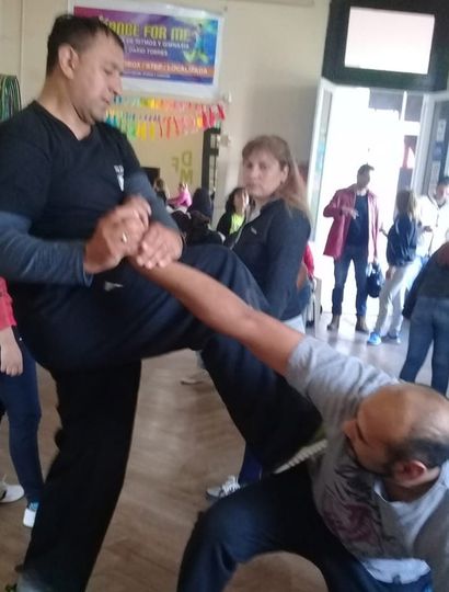 El maestro Gerardo Ceballos (de pie) durante una de sus clases.