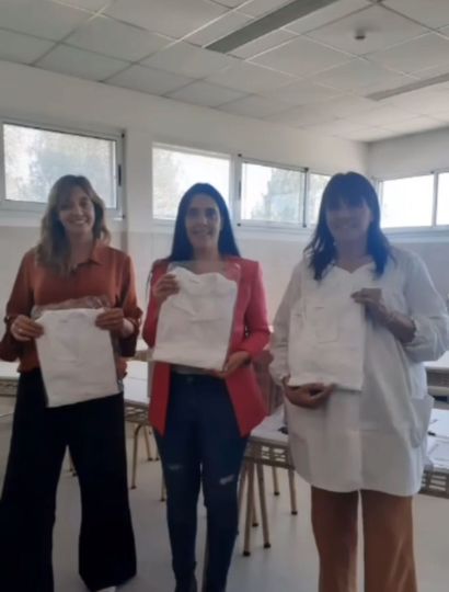 Algunos docentes y directivos que recibieron los guardapolvos en la ciudad cabecera del Distrito.