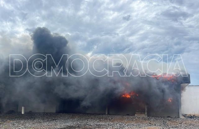 Voraz incendio en una importante empresa de Ameghino
