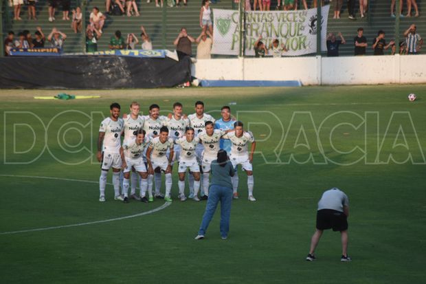 Sarmiento no pudo quebrar el cero ante Montevideo City Torque y empató ambos partidos